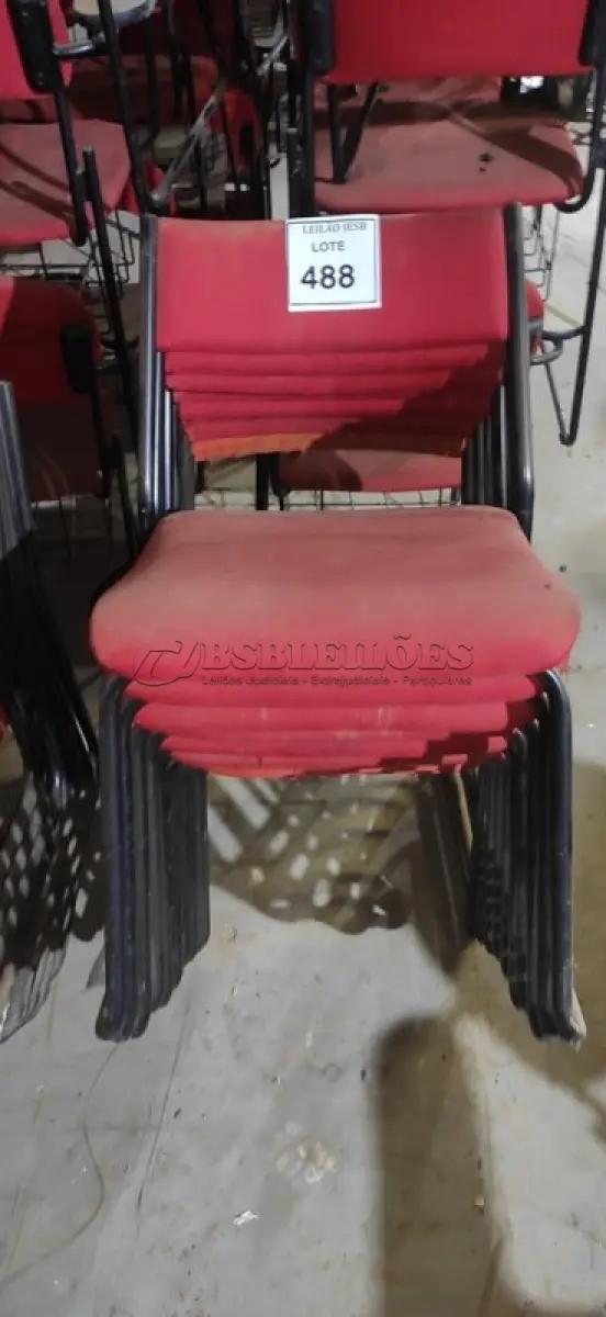 LOTE 488 - 10 CADEIRAS FIXAS NA COR VERMELHA. (NO ESTADO) ATENÇÃO! FAZER A VISITAÇÃO ANTES DE ARREMATAR, NÃO SABEMOS SE FUNCIONA, LEILÃO NÃO TEM GARANTIA E NEM DEVOLUÇÃO, SUJEITO A POSSÍVEIS AVARIAS VISÍVEIS/OCULTAS E/OU AUSÊNCIA DE COMPONENTES.
