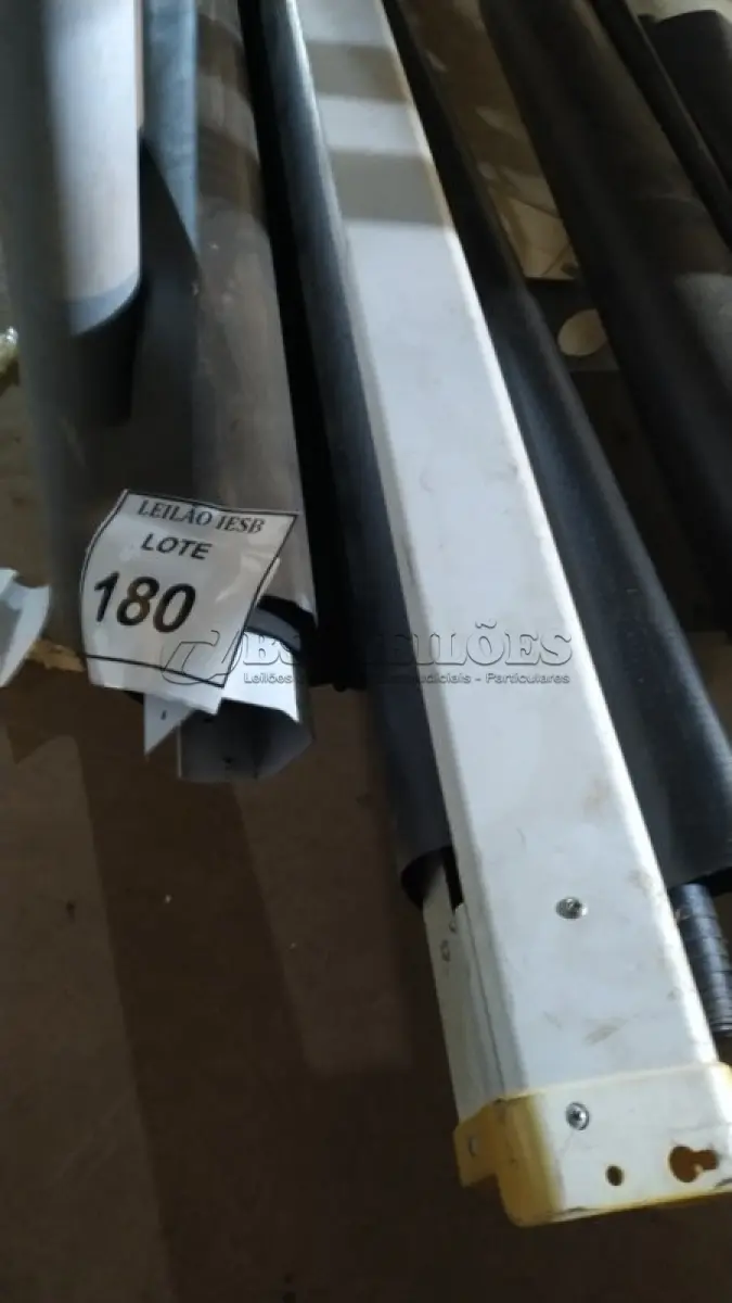 LOTE 180 - 02 TELAS DE PROJEÇÃO. (NO ESTADO) ATENÇÃO! FAZER A VISITAÇÃO ANTES DE ARREMATAR, NÃO SABEMOS SE FUNCIONA, LEILÃO NÃO TEM GARANTIA E NEM DEVOLUÇÃO, SUJEITO A POSSÍVEIS AVARIAS VISÍVEIS/OCULTAS E/OU AUSÊNCIA DE COMPONENTES.