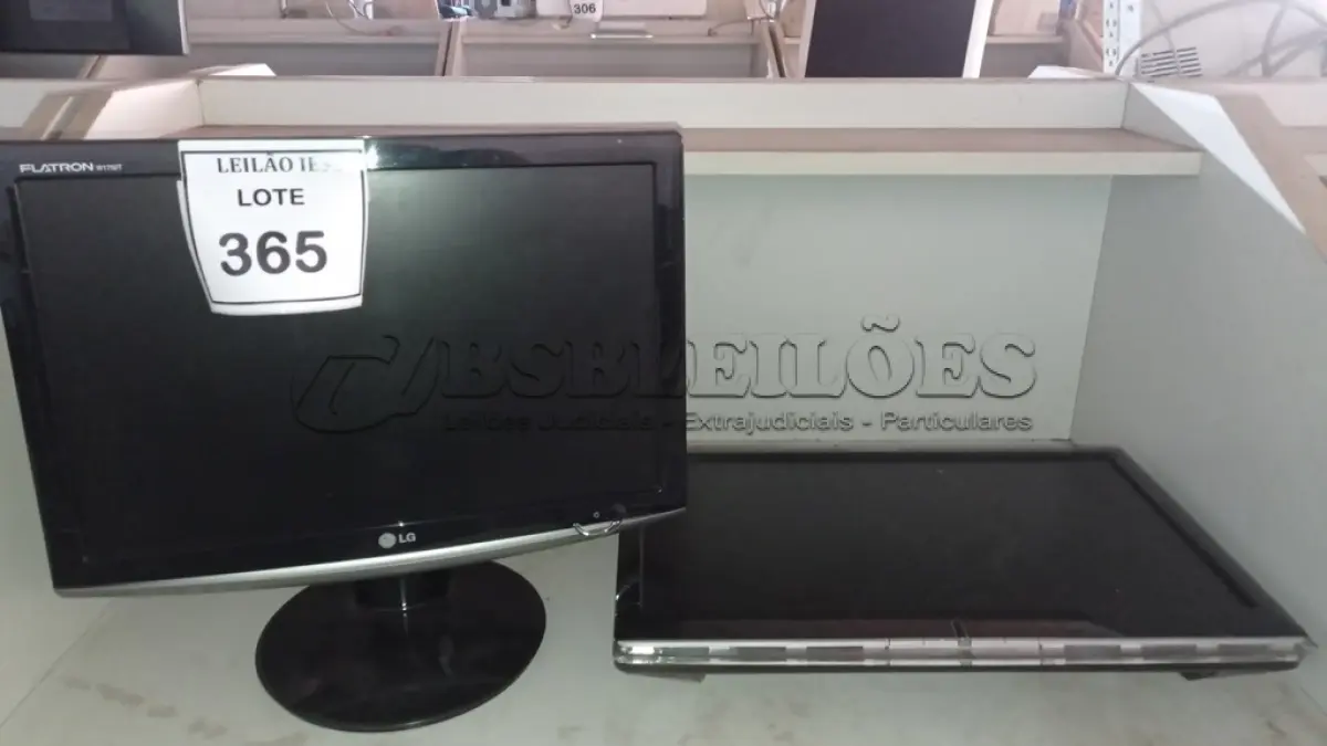 LOTE 365 - 01 MONITOR LG  E 01 MONITOR LENOVO. (NO ESTADO) ATENÇÃO! FAZER A VISITAÇÃO ANTES DE ARREMATAR, NÃO SABEMOS SE FUNCIONA, LEILÃO NÃO TEM GARANTIA E NEM DEVOLUÇÃO, SUJEITO A POSSÍVEIS AVARIAS VISÍVEIS/OCULTAS E/OU AUSÊNCIA DE COMPONENTES.