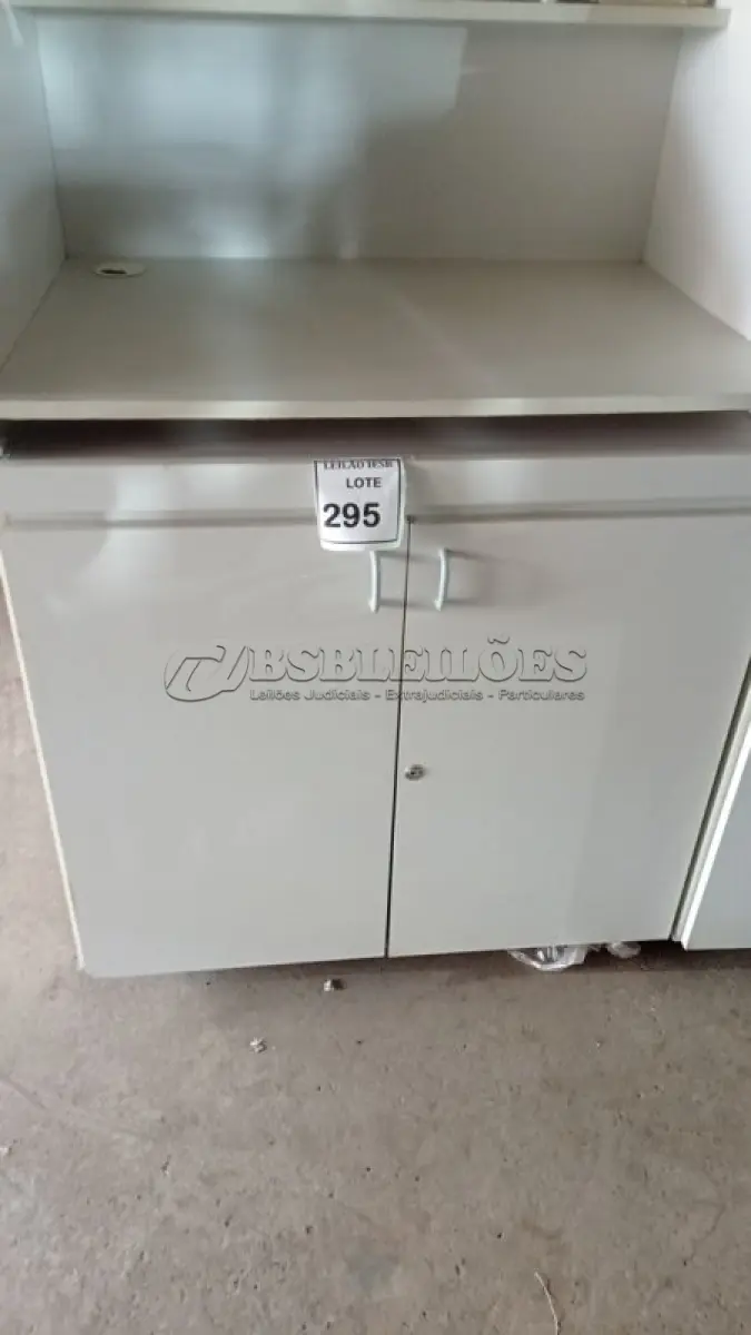 LOTE 295 - 02 BALCÕES EM MADEIRA PARA SALA DE AULA. (NO ESTADO) ATENÇÃO! FAZER A VISITAÇÃO ANTES DE ARREMATAR, NÃO SABEMOS SE FUNCIONA, LEILÃO NÃO TEM GARANTIA E NEM DEVOLUÇÃO, SUJEITO A POSSÍVEIS AVARIAS VISÍVEIS/OCULTAS E/OU AUSÊNCIA DE COMPONENTES.