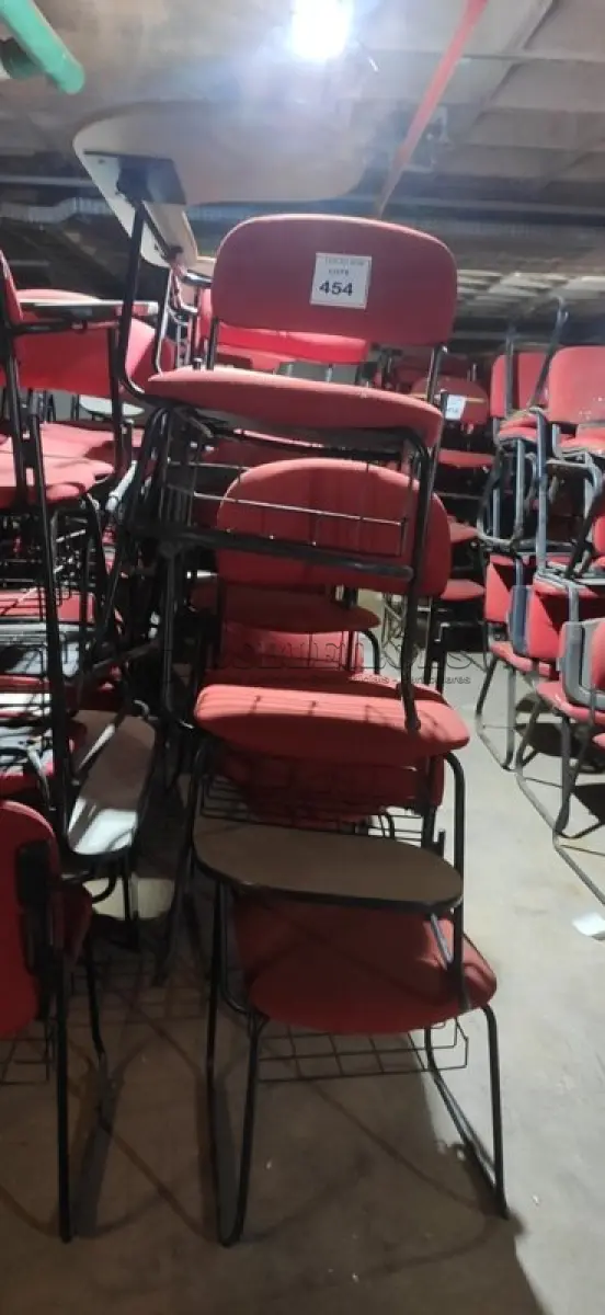 LOTE 454 - 15 CADEIRAS UNIVERSITÁRIAS. (NO ESTADO) ATENÇÃO! FAZER A VISITAÇÃO ANTES DE ARREMATAR, NÃO SABEMOS SE FUNCIONA, LEILÃO NÃO TEM GARANTIA E NEM DEVOLUÇÃO, SUJEITO A POSSÍVEIS AVARIAS VISÍVEIS/OCULTAS E/OU AUSÊNCIA DE COMPONENTES.