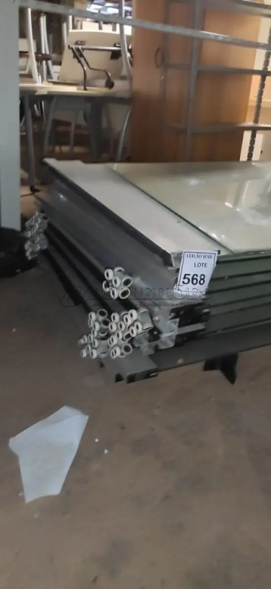 LOTE 568 - 01 LOTE COM PORTAS DE CORRES EM VIDRO. (NO ESTADO) ATENÇÃO! FAZER A VISITAÇÃO ANTES DE ARREMATAR, NÃO SABEMOS SE FUNCIONA, LEILÃO NÃO TEM GARANTIA E NEM DEVOLUÇÃO, SUJEITO A POSSÍVEIS AVARIAS VISÍVEIS/OCULTAS E/OU AUSÊNCIA DE COMPONENTES.
