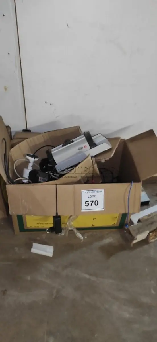 LOTE 570 - 01 LOTE COM CABOS DIVERSOS E CÂMERAS DE SEGURANÇA.  (NO ESTADO) ATENÇÃO! FAZER A VISITAÇÃO ANTES DE ARREMATAR, NÃO SABEMOS SE FUNCIONA, LEILÃO NÃO TEM GARANTIA E NEM DEVOLUÇÃO, SUJEITO A POSSÍVEIS AVARIAS VISÍVEIS/OCULTAS E/OU AUSÊNCIA DE COMPONENTES.