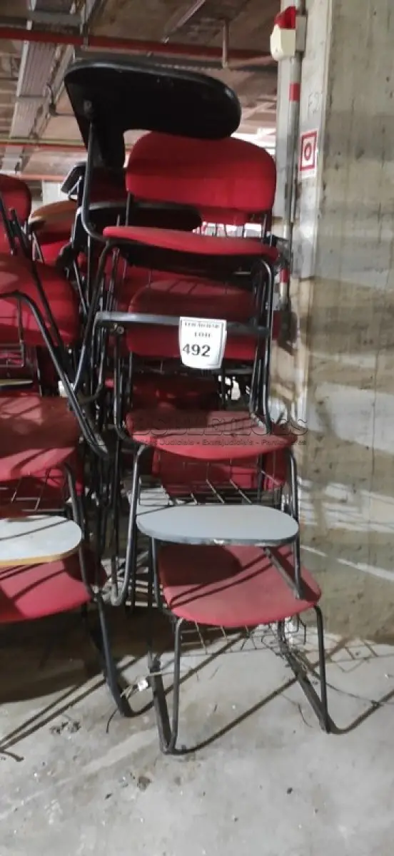 LOTE 492 - 15 CADEIRAS UNIVERSITÁRIAS. (NO ESTADO) ATENÇÃO! FAZER A VISITAÇÃO ANTES DE ARREMATAR, NÃO SABEMOS SE FUNCIONA, LEILÃO NÃO TEM GARANTIA E NEM DEVOLUÇÃO, SUJEITO A POSSÍVEIS AVARIAS VISÍVEIS/OCULTAS E/OU AUSÊNCIA DE COMPONENTES.