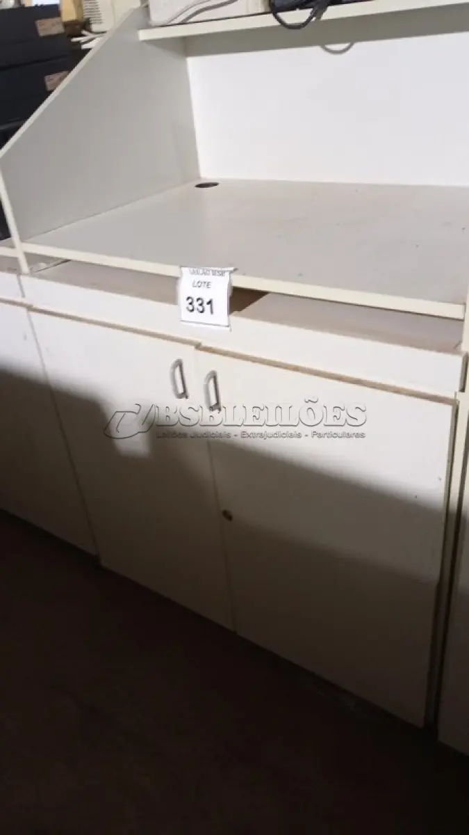 LOTE 331 - 02 BALCÕES EM MADEIRA PARA SALA DE AULA. (NO ESTADO) ATENÇÃO! FAZER A VISITAÇÃO ANTES DE ARREMATAR, NÃO SABEMOS SE FUNCIONA, LEILÃO NÃO TEM GARANTIA E NEM DEVOLUÇÃO, SUJEITO A POSSÍVEIS AVARIAS VISÍVEIS/OCULTAS E/OU AUSÊNCIA DE COMPONENTES.