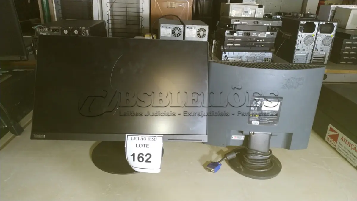 LOTE 162 - 02 MONITORES LENOVO. (NO ESTADO) ATENÇÃO! FAZER A VISITAÇÃO ANTES DE ARREMATAR, NÃO SABEMOS SE FUNCIONA, LEILÃO NÃO TEM GARANTIA E NEM DEVOLUÇÃO, SUJEITO A POSSÍVEIS AVARIAS VISÍVEIS/OCULTAS E/OU AUSÊNCIA DE COMPONENTES.