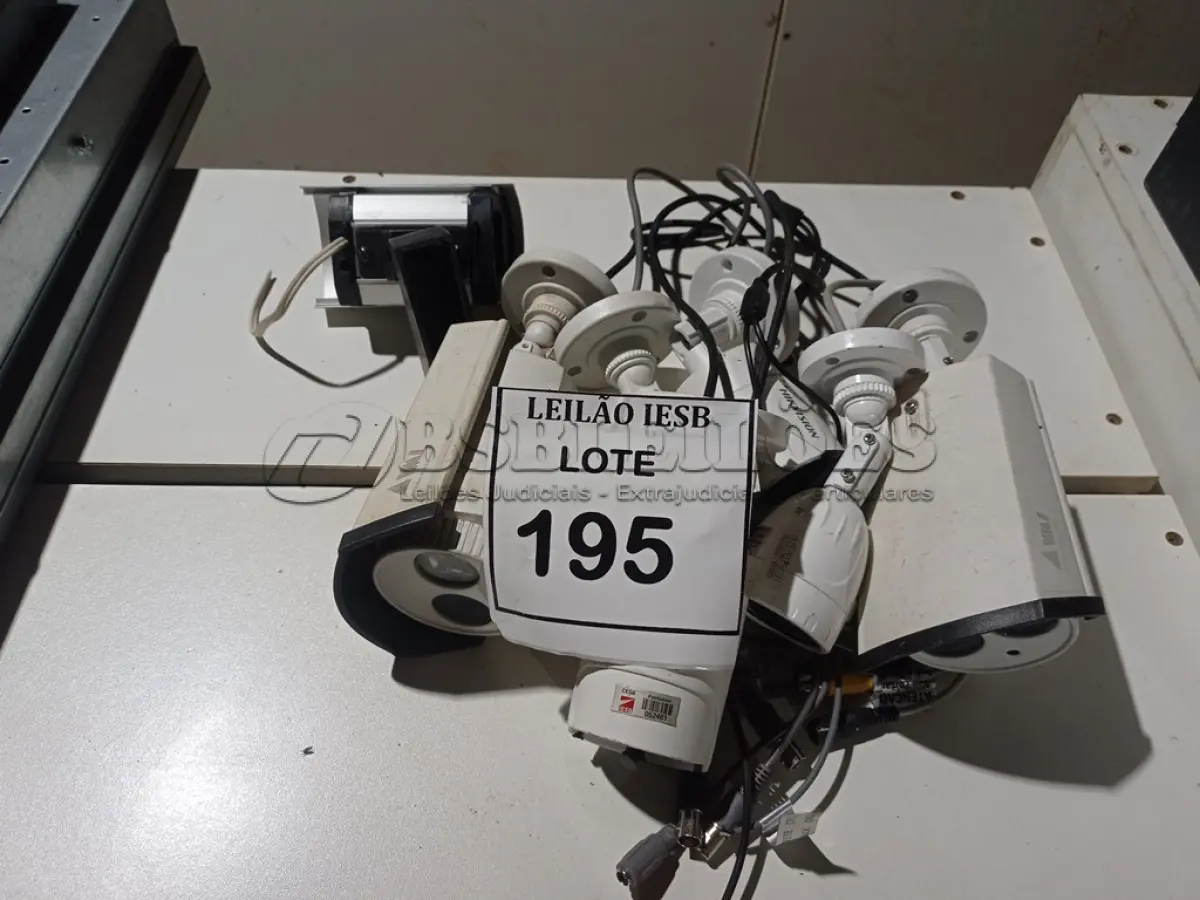LOTE 195 - 07 CÂMERAS DE SEGURANÇA. (NO ESTADO) ATENÇÃO! FAZER A VISITAÇÃO ANTES DE ARREMATAR, NÃO SABEMOS SE FUNCIONA, LEILÃO NÃO TEM GARANTIA E NEM DEVOLUÇÃO, SUJEITO A POSSÍVEIS AVARIAS VISÍVEIS/OCULTAS E/OU AUSÊNCIA DE COMPONENTES.