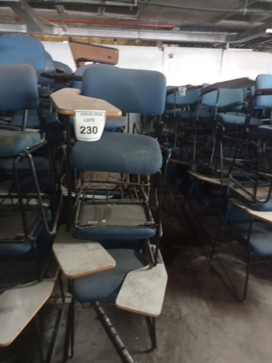 LOTE 230 - 15 CADEIRAS UNIVERSITÁRIA. (NO ESTADO) ATENÇÃO! FAZER A VISITAÇÃO ANTES DE ARREMATAR, NÃO SABEMOS SE FUNCIONA, LEILÃO NÃO TEM GARANTIA E NEM DEVOLUÇÃO, SUJEITO A POSSÍVEIS AVARIAS VISÍVEIS/OCULTAS E/OU AUSÊNCIA DE COMPONENTES.