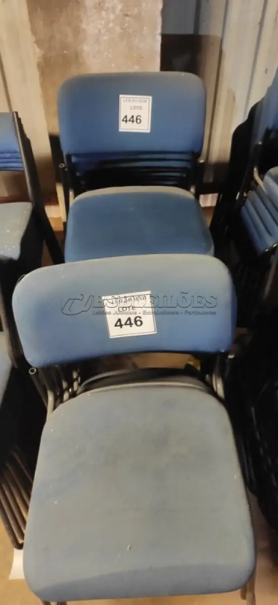 LOTE 446 - 15 CADEIRAS FIXA NA COR AZUL. (NO ESTADO) ATENÇÃO! FAZER A VISITAÇÃO ANTES DE ARREMATAR, NÃO SABEMOS SE FUNCIONA, LEILÃO NÃO TEM GARANTIA E NEM DEVOLUÇÃO, SUJEITO A POSSÍVEIS AVARIAS VISÍVEIS/OCULTAS E/OU AUSÊNCIA DE COMPONENTES.