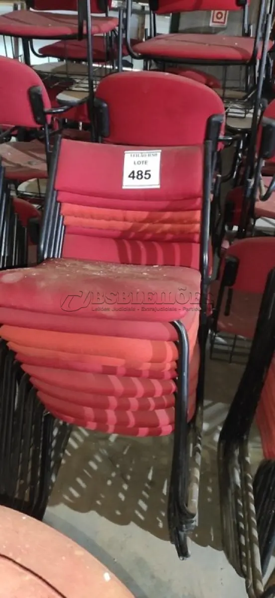 LOTE 485 - 10 CADEIRAS FIXAS NA COR VERMELHA. (NO ESTADO) ATENÇÃO! FAZER A VISITAÇÃO ANTES DE ARREMATAR, NÃO SABEMOS SE FUNCIONA, LEILÃO NÃO TEM GARANTIA E NEM DEVOLUÇÃO, SUJEITO A POSSÍVEIS AVARIAS VISÍVEIS/OCULTAS E/OU AUSÊNCIA DE COMPONENTES.