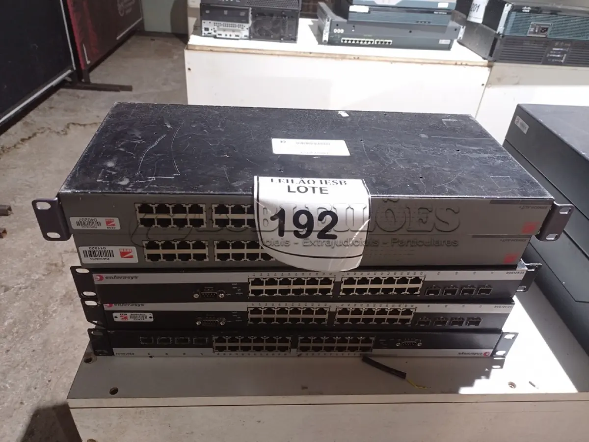 LOTE 192 - 01 LOTE COM SWITCHES. (NO ESTADO) ATENÇÃO! FAZER A VISITAÇÃO ANTES DE ARREMATAR, NÃO SABEMOS SE FUNCIONA, LEILÃO NÃO TEM GARANTIA E NEM DEVOLUÇÃO, SUJEITO A POSSÍVEIS AVARIAS VISÍVEIS/OCULTAS E/OU AUSÊNCIA DE COMPONENTES.