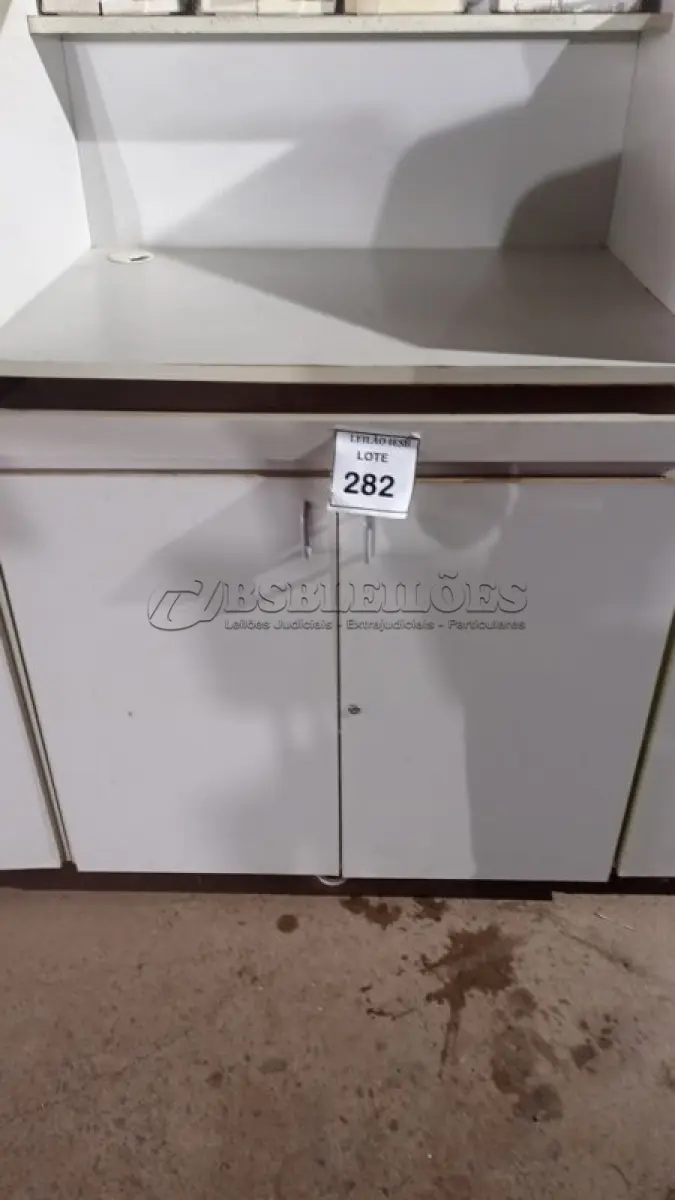 LOTE 282 - 02 BALCÕES EM MADEIRA PARA SALA DE AULA. (NO ESTADO) ATENÇÃO! FAZER A VISITAÇÃO ANTES DE ARREMATAR, NÃO SABEMOS SE FUNCIONA, LEILÃO NÃO TEM GARANTIA E NEM DEVOLUÇÃO, SUJEITO A POSSÍVEIS AVARIAS VISÍVEIS/OCULTAS E/OU AUSÊNCIA DE COMPONENTES.