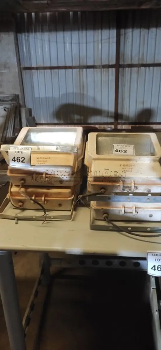 LOTE 462 - 04 REFLETORES. (NO ESTADO) ATENÇÃO! FAZER A VISITAÇÃO ANTES DE ARREMATAR, NÃO SABEMOS SE FUNCIONA, LEILÃO NÃO TEM GARANTIA E NEM DEVOLUÇÃO, SUJEITO A POSSÍVEIS AVARIAS VISÍVEIS/OCULTAS E/OU AUSÊNCIA DE COMPONENTES.