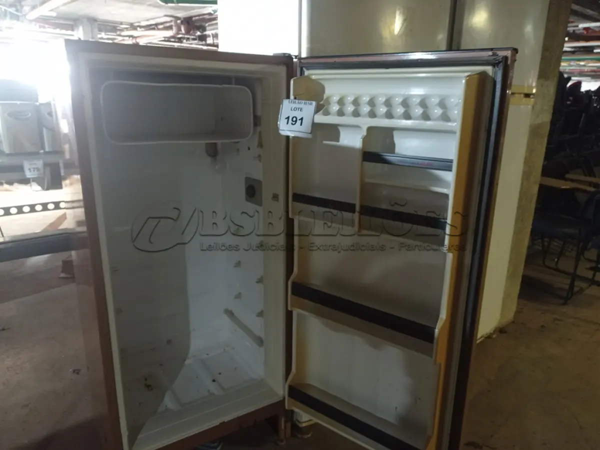 LOTE 191 - 02 GELADEIRAS BRASTEMP E 01 GELADEIRA CÔNSUL. (NO ESTADO) ATENÇÃO! FAZER A VISITAÇÃO ANTES DE ARREMATAR, NÃO SABEMOS SE FUNCIONA, LEILÃO NÃO TEM GARANTIA E NEM DEVOLUÇÃO, SUJEITO A POSSÍVEIS AVARIAS VISÍVEIS/OCULTAS E/OU AUSÊNCIA DE COMPONENTES.