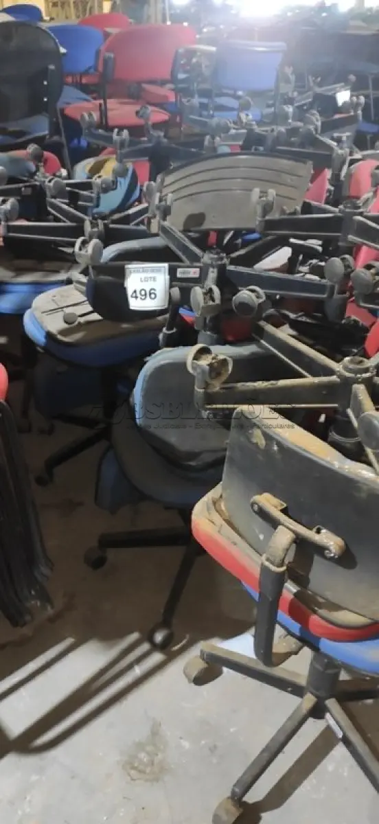 LOTE 496 - 28 CADEIRAS GIRATÓRIAS COM AVARIAS. (NO ESTADO) ATENÇÃO! FAZER A VISITAÇÃO ANTES DE ARREMATAR, NÃO SABEMOS SE FUNCIONA, LEILÃO NÃO TEM GARANTIA E NEM DEVOLUÇÃO, SUJEITO A POSSÍVEIS AVARIAS VISÍVEIS/OCULTAS E/OU AUSÊNCIA DE COMPONENTES.