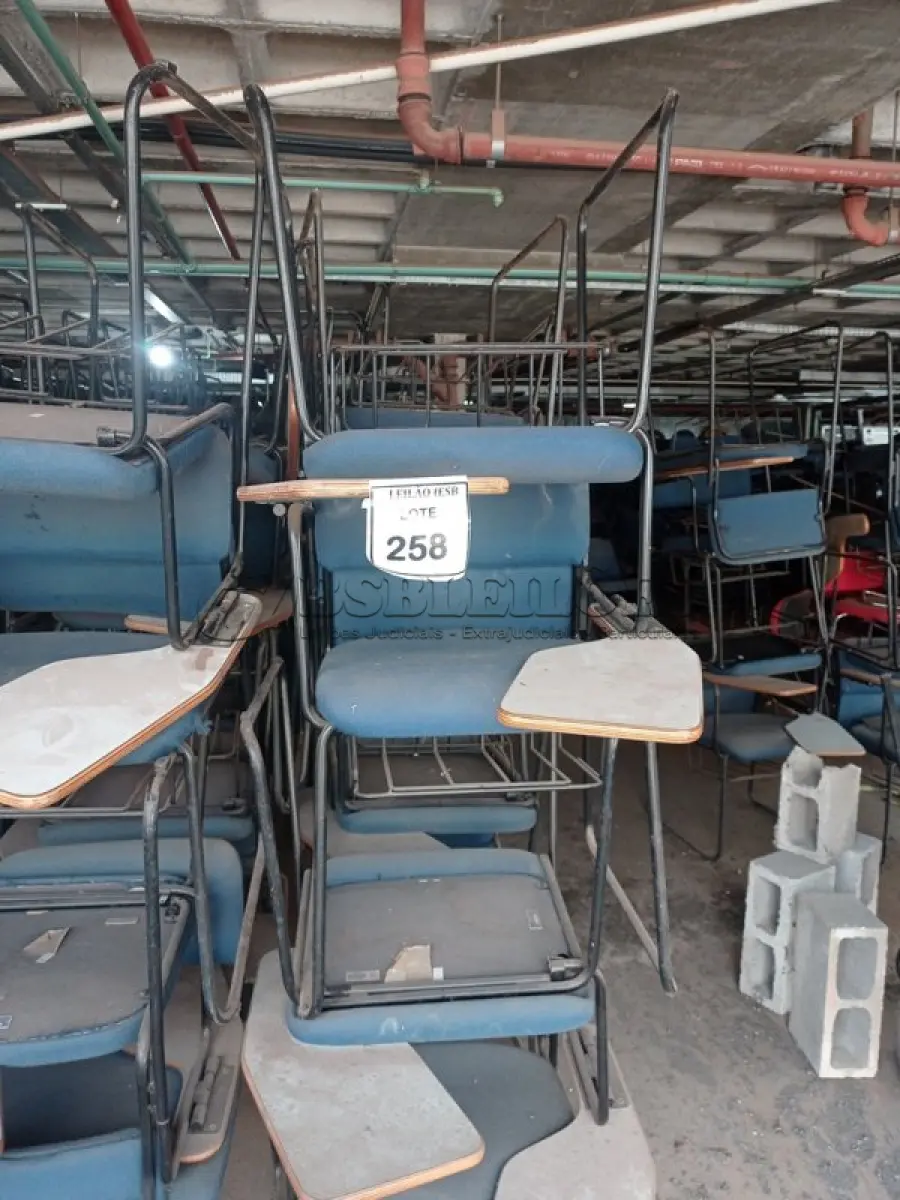 LOTE 258 - 40 CADEIRAS UNIVERSITÁRIA. (NO ESTADO) ATENÇÃO! FAZER A VISITAÇÃO ANTES DE ARREMATAR, NÃO SABEMOS SE FUNCIONA, LEILÃO NÃO TEM GARANTIA E NEM DEVOLUÇÃO, SUJEITO A POSSÍVEIS AVARIAS VISÍVEIS/OCULTAS E/OU AUSÊNCIA DE COMPONENTES. 