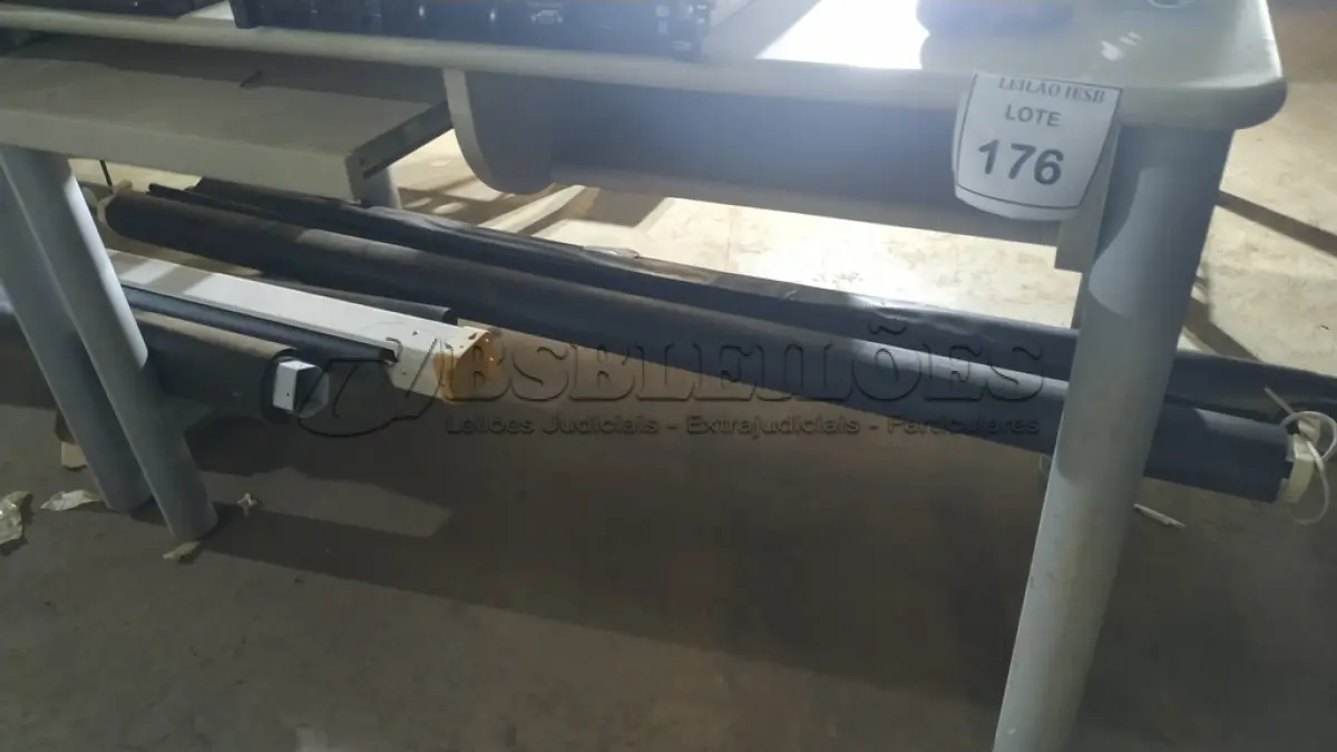 LOTE 176 - 01 MESA BASE EM FERRO COM TAMPO EM MADEIRA. (NO ESTADO) ATENÇÃO! FAZER A VISITAÇÃO ANTES DE ARREMATAR, NÃO SABEMOS SE FUNCIONA, LEILÃO NÃO TEM GARANTIA E NEM DEVOLUÇÃO, SUJEITO A POSSÍVEIS AVARIAS VISÍVEIS/OCULTAS E/OU AUSÊNCIA DE COMPONENTES.