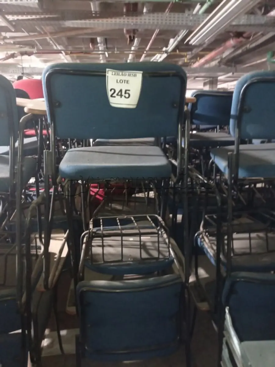 LOTE 245 - 18 CADEIRAS UNIVERSITÁRIA. (NO ESTADO) ATENÇÃO! FAZER A VISITAÇÃO ANTES DE ARREMATAR, NÃO SABEMOS SE FUNCIONA, LEILÃO NÃO TEM GARANTIA E NEM DEVOLUÇÃO, SUJEITO A POSSÍVEIS AVARIAS VISÍVEIS/OCULTAS E/OU AUSÊNCIA DE COMPONENTES.