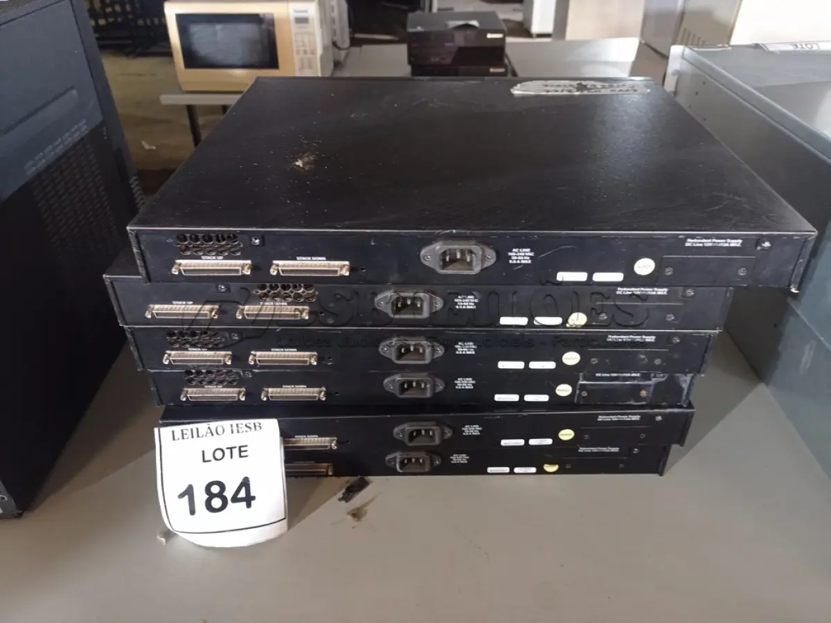 LOTE 184 - 01 LOTE COM SWITCHES. (NO ESTADO) ATENÇÃO! FAZER A VISITAÇÃO ANTES DE ARREMATAR, NÃO SABEMOS SE FUNCIONA, LEILÃO NÃO TEM GARANTIA E NEM DEVOLUÇÃO, SUJEITO A POSSÍVEIS AVARIAS VISÍVEIS/OCULTAS E/OU AUSÊNCIA DE COMPONENTES.