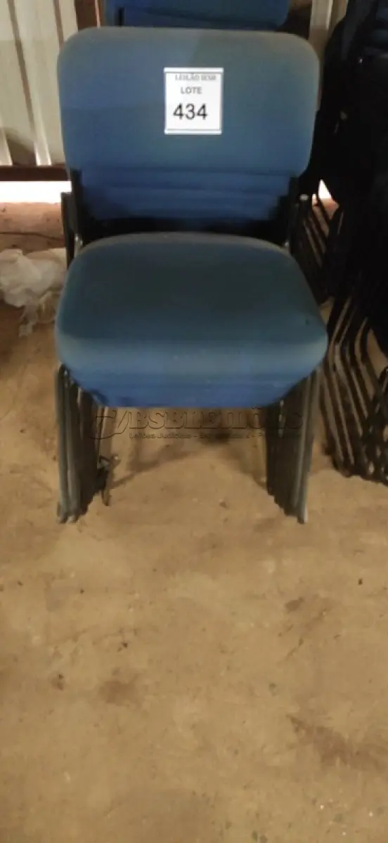 LOTE 434 - 15 CADEIRAS FIXA NA COR AZUL. (NO ESTADO) ATENÇÃO! FAZER A VISITAÇÃO ANTES DE ARREMATAR, NÃO SABEMOS SE FUNCIONA, LEILÃO NÃO TEM GARANTIA E NEM DEVOLUÇÃO, SUJEITO A POSSÍVEIS AVARIAS VISÍVEIS/OCULTAS E/OU AUSÊNCIA DE COMPONENTES.