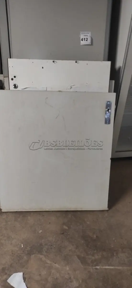 LOTE 412 - 01 LOTE COM PORTA EM MADEIRA. (NO ESTADO) ATENÇÃO! FAZER A VISITAÇÃO ANTES DE ARREMATAR, NÃO SABEMOS SE FUNCIONA, LEILÃO NÃO TEM GARANTIA E NEM DEVOLUÇÃO, SUJEITO A POSSÍVEIS AVARIAS VISÍVEIS/OCULTAS E/OU AUSÊNCIA DE COMPONENTES.