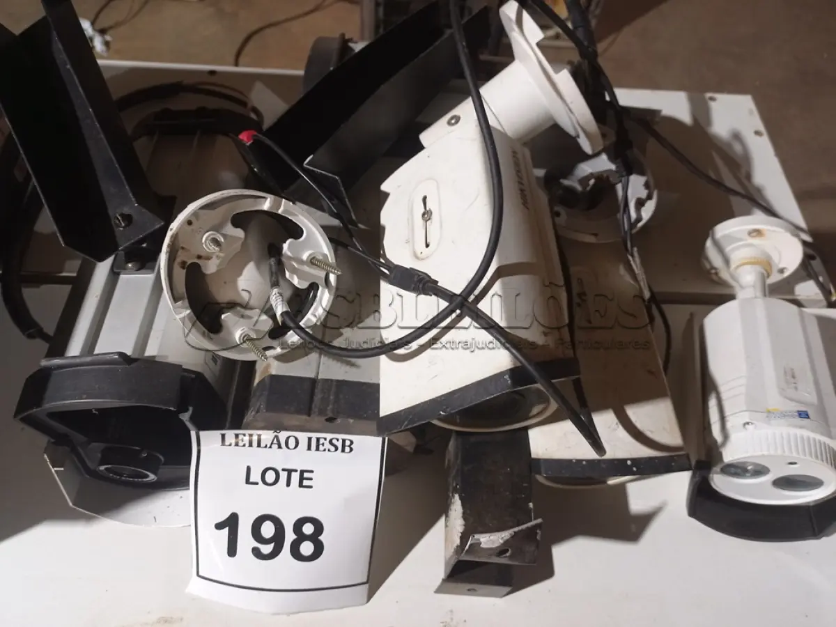 LOTE 198 - 07 CÂMERAS DE SEGURANÇA. (NO ESTADO) ATENÇÃO! FAZER A VISITAÇÃO ANTES DE ARREMATAR, NÃO SABEMOS SE FUNCIONA, LEILÃO NÃO TEM GARANTIA E NEM DEVOLUÇÃO, SUJEITO A POSSÍVEIS AVARIAS VISÍVEIS/OCULTAS E/OU AUSÊNCIA DE COMPONENTES.