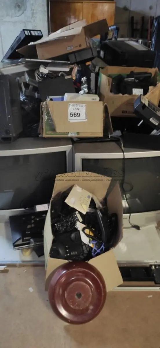 LOTE 569 - 01 LOTE COM PERIFÉRICOS, SUCATA DE CPUS, SUCATAS EM GERAL. (NO ESTADO) ATENÇÃO! FAZER A VISITAÇÃO ANTES DE ARREMATAR, NÃO SABEMOS SE FUNCIONA, LEILÃO NÃO TEM GARANTIA E NEM DEVOLUÇÃO, SUJEITO A POSSÍVEIS AVARIAS VISÍVEIS/OCULTAS E/OU AUSÊNCIA DE COMPONENTES.