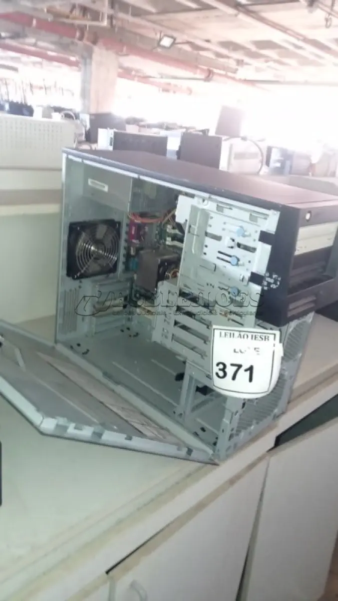LOTE 371 - 01SERVIDOR IBM X SERIES 206M. (NO ESTADO) ATENÇÃO! FAZER A VISITAÇÃO ANTES DE ARREMATAR, NÃO SABEMOS SE FUNCIONA, LEILÃO NÃO TEM GARANTIA E NEM DEVOLUÇÃO, SUJEITO A POSSÍVEIS AVARIAS VISÍVEIS/OCULTAS E/OU AUSÊNCIA DE COMPONENTES.