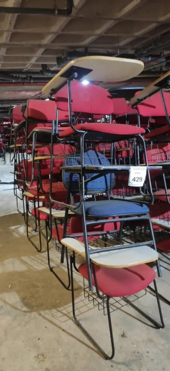 LOTE 429 - 15 CADEIRAS UNIVERSITÁRIAS. (NO ESTADO) ATENÇÃO! FAZER A VISITAÇÃO ANTES DE ARREMATAR, NÃO SABEMOS SE FUNCIONA, LEILÃO NÃO TEM GARANTIA E NEM DEVOLUÇÃO, SUJEITO A POSSÍVEIS AVARIAS VISÍVEIS/OCULTAS E/OU AUSÊNCIA DE COMPONENTES.
