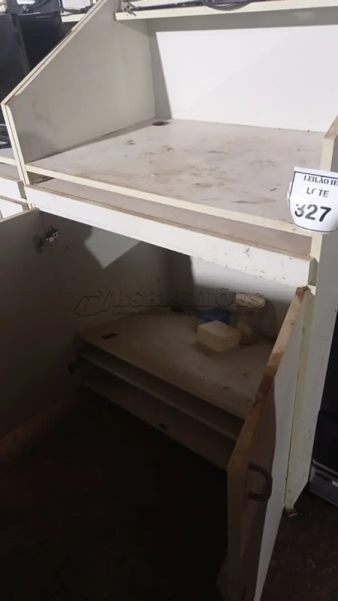 LOTE 327 - 02 BALCÕES EM MADEIRA PARA SALA DE AULA. (NO ESTADO) ATENÇÃO! FAZER A VISITAÇÃO ANTES DE ARREMATAR, NÃO SABEMOS SE FUNCIONA, LEILÃO NÃO TEM GARANTIA E NEM DEVOLUÇÃO, SUJEITO A POSSÍVEIS AVARIAS VISÍVEIS/OCULTAS E/OU AUSÊNCIA DE COMPONENTES.