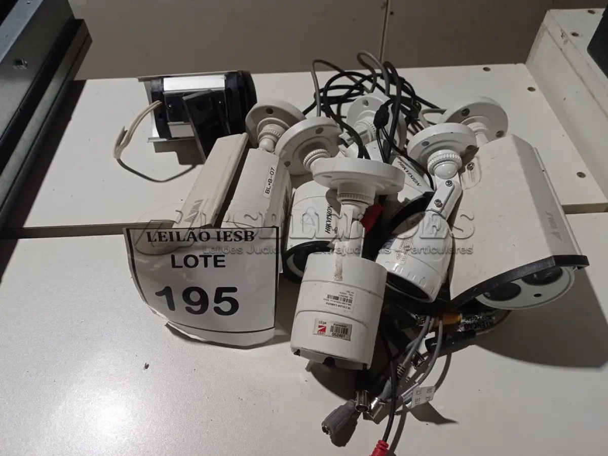 LOTE 195 - 07 CÂMERAS DE SEGURANÇA. (NO ESTADO) ATENÇÃO! FAZER A VISITAÇÃO ANTES DE ARREMATAR, NÃO SABEMOS SE FUNCIONA, LEILÃO NÃO TEM GARANTIA E NEM DEVOLUÇÃO, SUJEITO A POSSÍVEIS AVARIAS VISÍVEIS/OCULTAS E/OU AUSÊNCIA DE COMPONENTES.