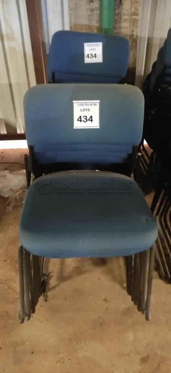 LOTE 434 - 15 CADEIRAS FIXA NA COR AZUL. (NO ESTADO) ATENÇÃO! FAZER A VISITAÇÃO ANTES DE ARREMATAR, NÃO SABEMOS SE FUNCIONA, LEILÃO NÃO TEM GARANTIA E NEM DEVOLUÇÃO, SUJEITO A POSSÍVEIS AVARIAS VISÍVEIS/OCULTAS E/OU AUSÊNCIA DE COMPONENTES.