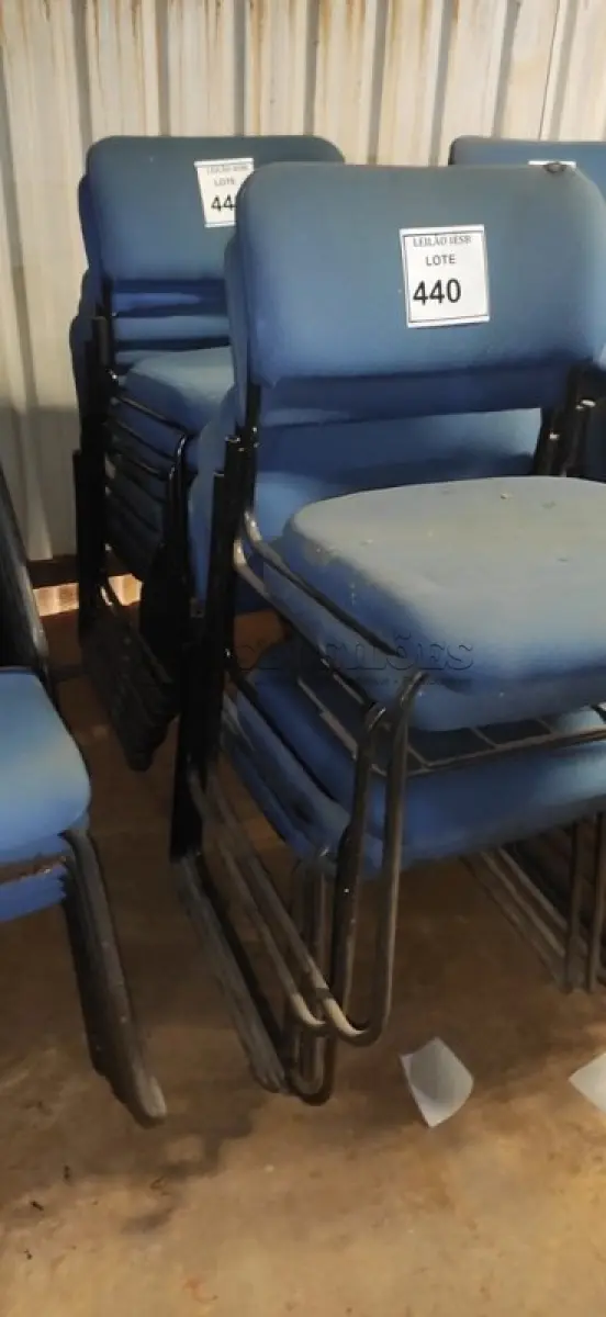 LOTE 440 - 15 CADEIRAS FIXA NA COR AZUL. (NO ESTADO) ATENÇÃO! FAZER A VISITAÇÃO ANTES DE ARREMATAR, NÃO SABEMOS SE FUNCIONA, LEILÃO NÃO TEM GARANTIA E NEM DEVOLUÇÃO, SUJEITO A POSSÍVEIS AVARIAS VISÍVEIS/OCULTAS E/OU AUSÊNCIA DE COMPONENTES.