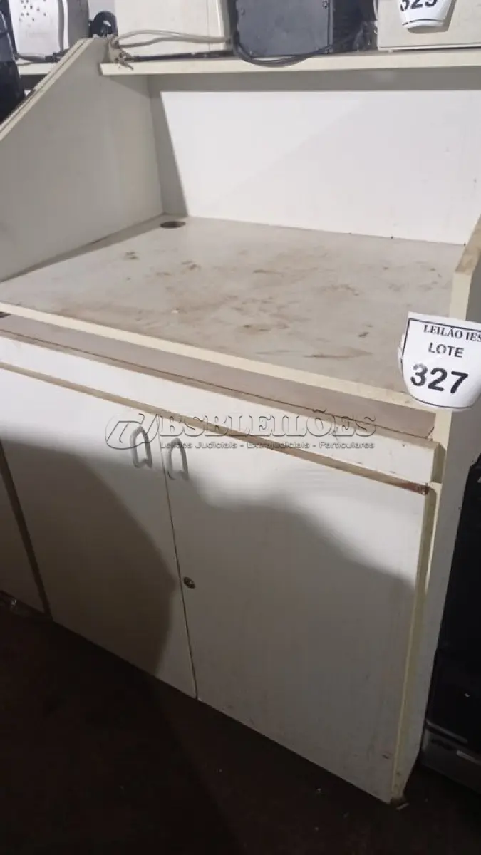 LOTE 327 - 02 BALCÕES EM MADEIRA PARA SALA DE AULA. (NO ESTADO) ATENÇÃO! FAZER A VISITAÇÃO ANTES DE ARREMATAR, NÃO SABEMOS SE FUNCIONA, LEILÃO NÃO TEM GARANTIA E NEM DEVOLUÇÃO, SUJEITO A POSSÍVEIS AVARIAS VISÍVEIS/OCULTAS E/OU AUSÊNCIA DE COMPONENTES.