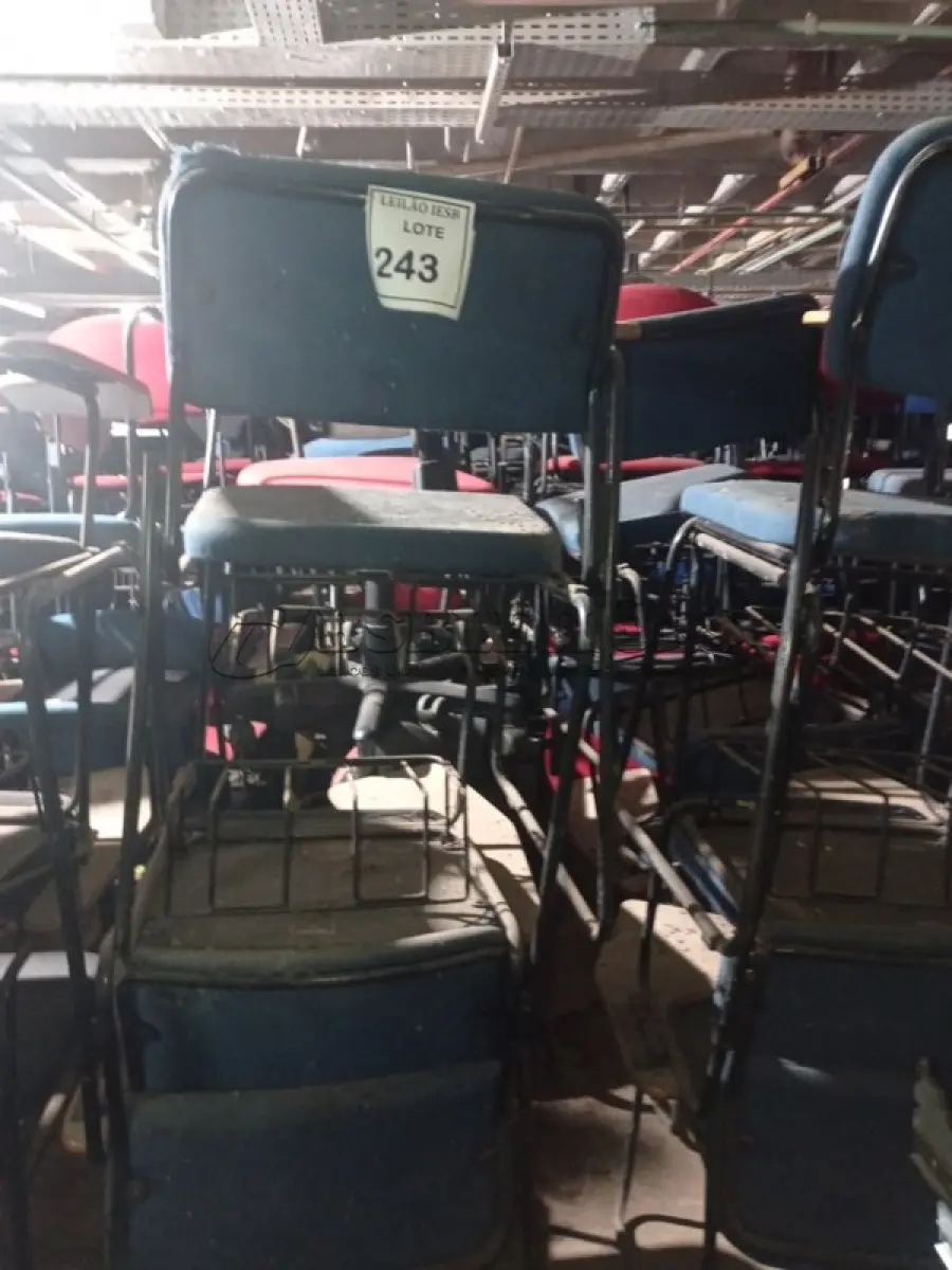 LOTE 243 - 18 CADEIRAS UNIVERSITÁRIA. (NO ESTADO) ATENÇÃO! FAZER A VISITAÇÃO ANTES DE ARREMATAR, NÃO SABEMOS SE FUNCIONA, LEILÃO NÃO TEM GARANTIA E NEM DEVOLUÇÃO, SUJEITO A POSSÍVEIS AVARIAS VISÍVEIS/OCULTAS E/OU AUSÊNCIA DE COMPONENTES.