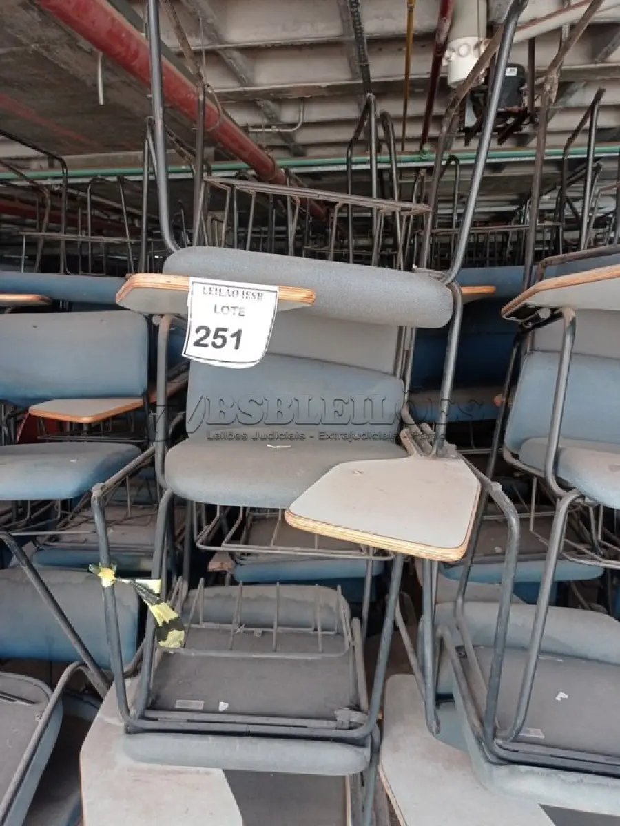 LOTE 251 - 40 CADEIRAS UNIVERSITÁRIA. (NO ESTADO) ATENÇÃO! FAZER A VISITAÇÃO ANTES DE ARREMATAR, NÃO SABEMOS SE FUNCIONA, LEILÃO NÃO TEM GARANTIA E NEM DEVOLUÇÃO, SUJEITO A POSSÍVEIS AVARIAS VISÍVEIS/OCULTAS E/OU AUSÊNCIA DE COMPONENTES. 