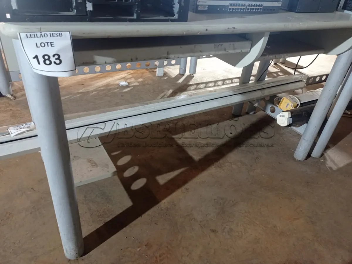 LOTE 183 - 01 MESA BASE EM FERRO COM TAMPO EM MADEIRA. (NO ESTADO) ATENÇÃO! FAZER A VISITAÇÃO ANTES DE ARREMATAR, NÃO SABEMOS SE FUNCIONA, LEILÃO NÃO TEM GARANTIA E NEM DEVOLUÇÃO, SUJEITO A POSSÍVEIS AVARIAS VISÍVEIS/OCULTAS E/OU AUSÊNCIA DE COMPONENTES.