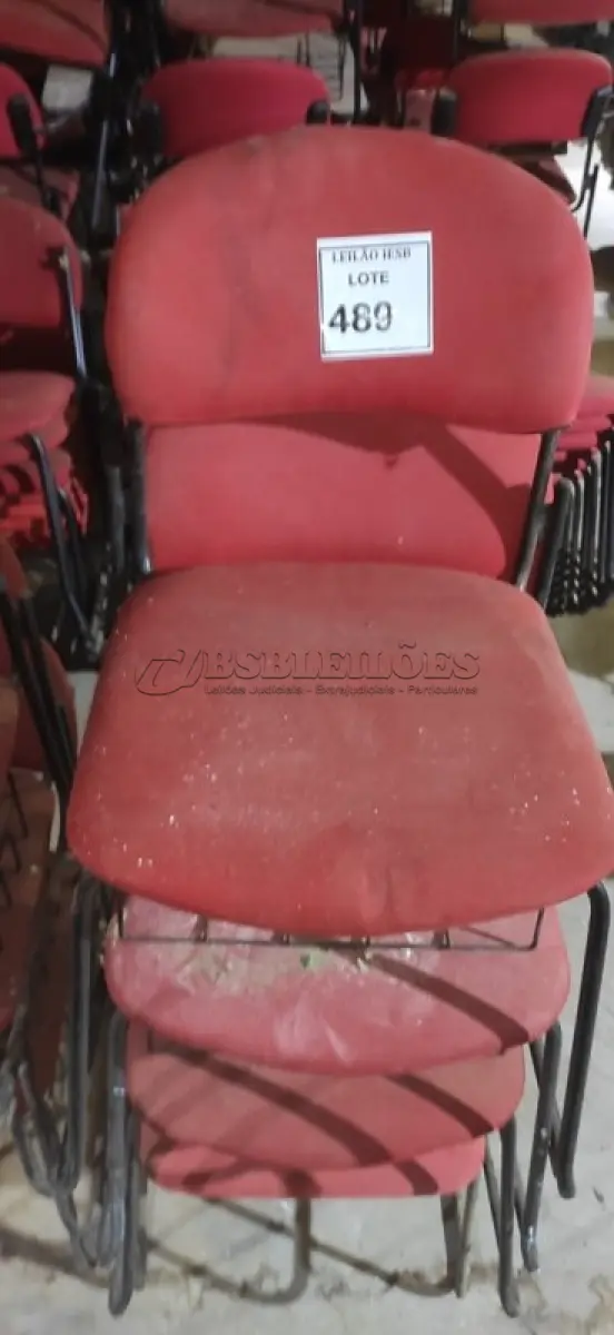 LOTE 489 - 14 CADEIRAS FIXAS NA COR VERMELHA. (NO ESTADO) ATENÇÃO! FAZER A VISITAÇÃO ANTES DE ARREMATAR, NÃO SABEMOS SE FUNCIONA, LEILÃO NÃO TEM GARANTIA E NEM DEVOLUÇÃO, SUJEITO A POSSÍVEIS AVARIAS VISÍVEIS/OCULTAS E/OU AUSÊNCIA DE COMPONENTES.
