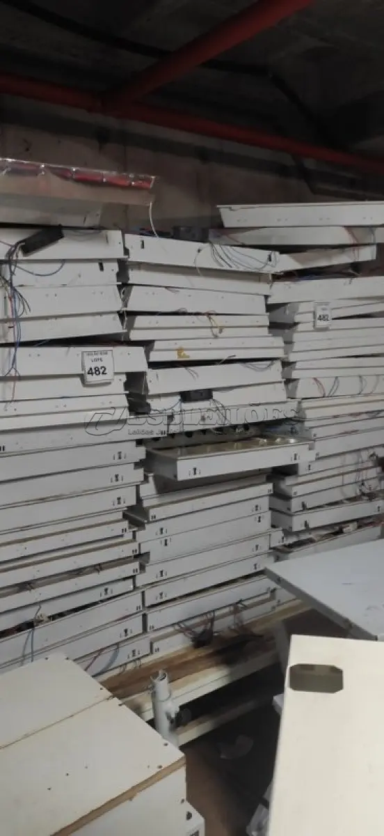 LOTE 482 - 01 LOTE COM LUMINARIAS DE EMBUTIR. (NO ESTADO) ATENÇÃO! FAZER A VISITAÇÃO ANTES DE ARREMATAR, NÃO SABEMOS SE FUNCIONA, LEILÃO NÃO TEM GARANTIA E NEM DEVOLUÇÃO, SUJEITO A POSSÍVEIS AVARIAS VISÍVEIS/OCULTAS E/OU AUSÊNCIA DE COMPONENTES.