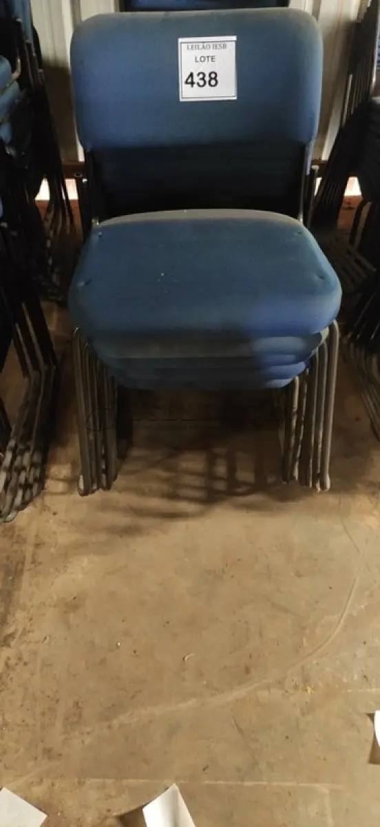 LOTE 438 - 15 CADEIRAS FIXA NA COR AZUL. (NO ESTADO) ATENÇÃO! FAZER A VISITAÇÃO ANTES DE ARREMATAR, NÃO SABEMOS SE FUNCIONA, LEILÃO NÃO TEM GARANTIA E NEM DEVOLUÇÃO, SUJEITO A POSSÍVEIS AVARIAS VISÍVEIS/OCULTAS E/OU AUSÊNCIA DE COMPONENTES.