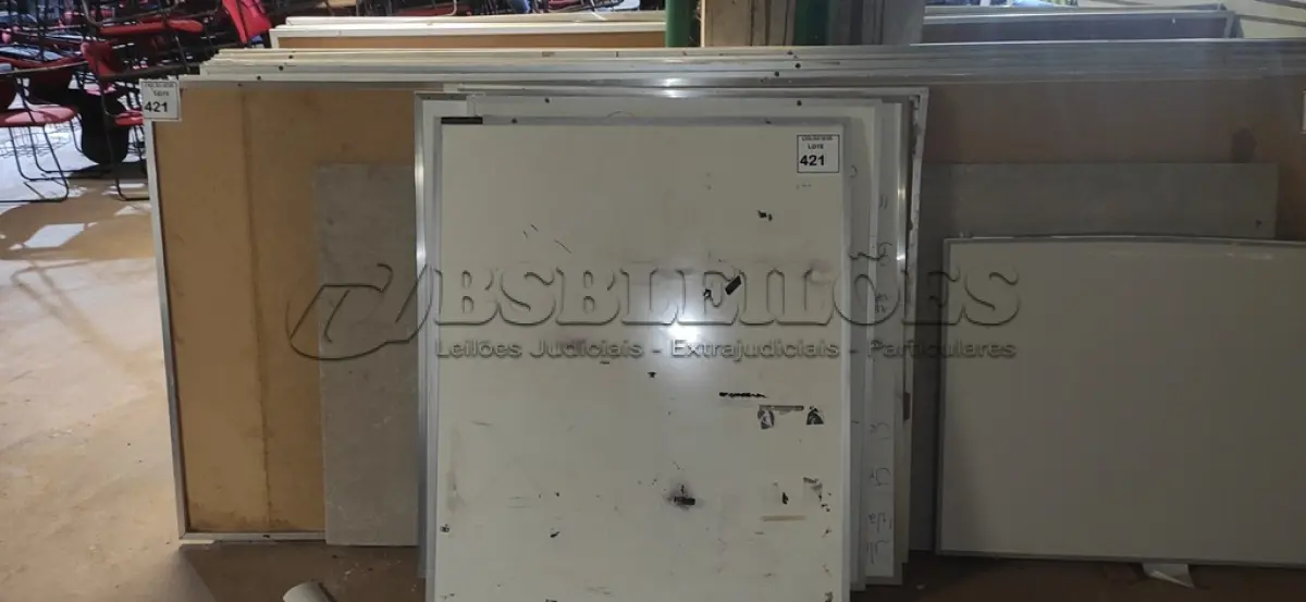 LOTE 421 - 01 LOTE COM LOUSAS BRANCAS TAMANHOS DIVERSOS.  (NO ESTADO) ATENÇÃO! FAZER A VISITAÇÃO ANTES DE ARREMATAR, NÃO SABEMOS SE FUNCIONA, LEILÃO NÃO TEM GARANTIA E NEM DEVOLUÇÃO, SUJEITO A POSSÍVEIS AVARIAS VISÍVEIS/OCULTAS E/OU AUSÊNCIA DE COMPONENTES.