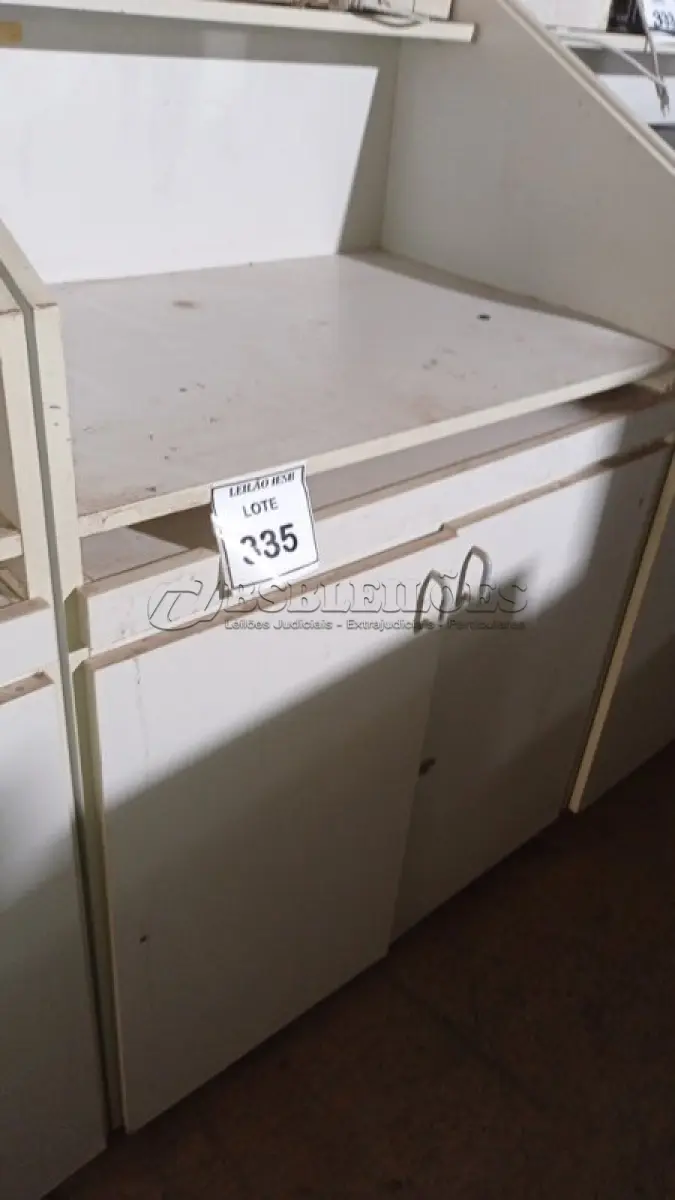 LOTE 335 - 02 BALCÕES EM MADEIRA PARA SALA DE AULA. (NO ESTADO) ATENÇÃO! FAZER A VISITAÇÃO ANTES DE ARREMATAR, NÃO SABEMOS SE FUNCIONA, LEILÃO NÃO TEM GARANTIA E NEM DEVOLUÇÃO, SUJEITO A POSSÍVEIS AVARIAS VISÍVEIS/OCULTAS E/OU AUSÊNCIA DE COMPONENTES.