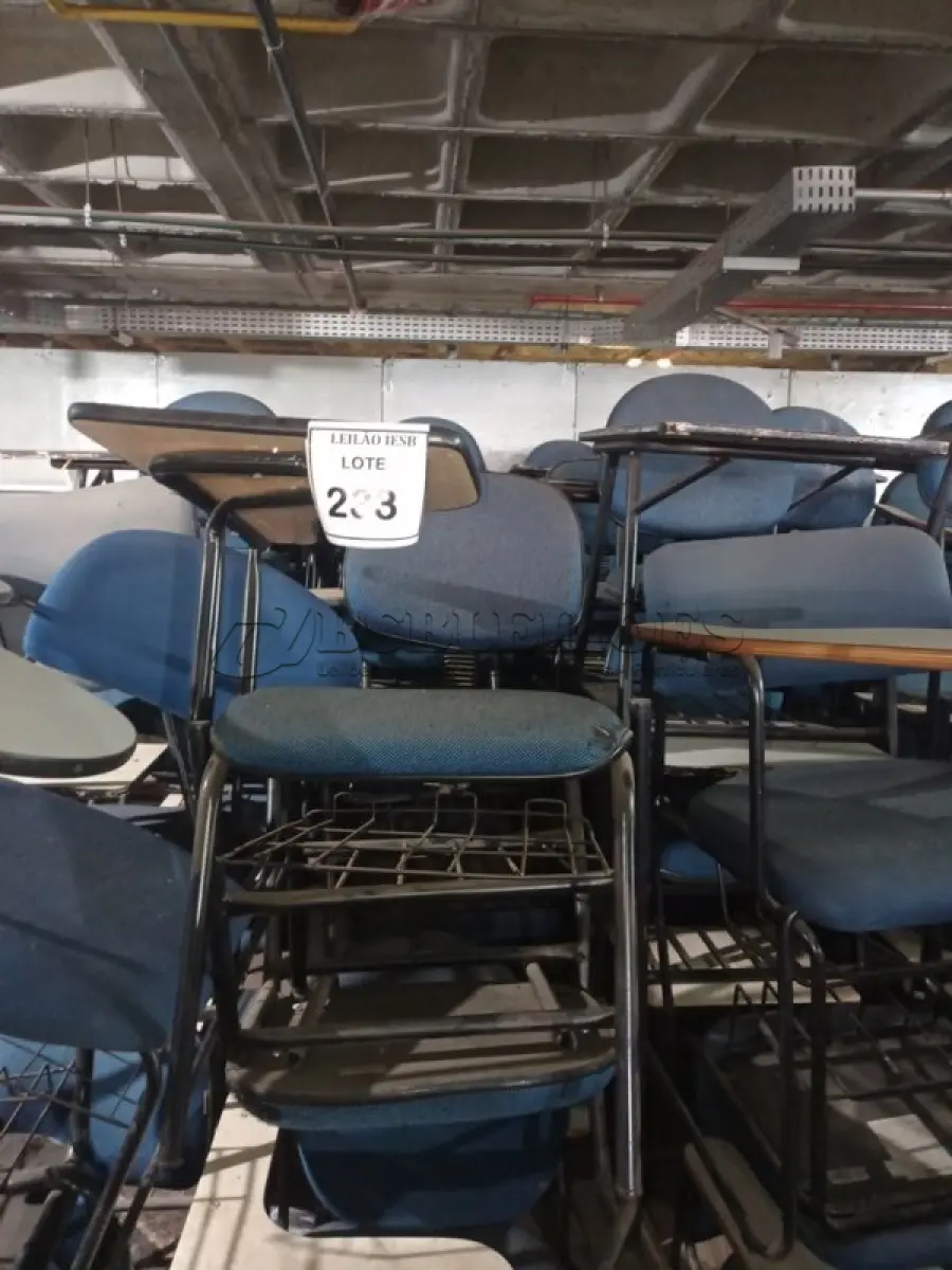 LOTE 233 - 15 CADEIRAS UNIVERSITÁRIA. (NO ESTADO) ATENÇÃO! FAZER A VISITAÇÃO ANTES DE ARREMATAR, NÃO SABEMOS SE FUNCIONA, LEILÃO NÃO TEM GARANTIA E NEM DEVOLUÇÃO, SUJEITO A POSSÍVEIS AVARIAS VISÍVEIS/OCULTAS E/OU AUSÊNCIA DE COMPONENTES.