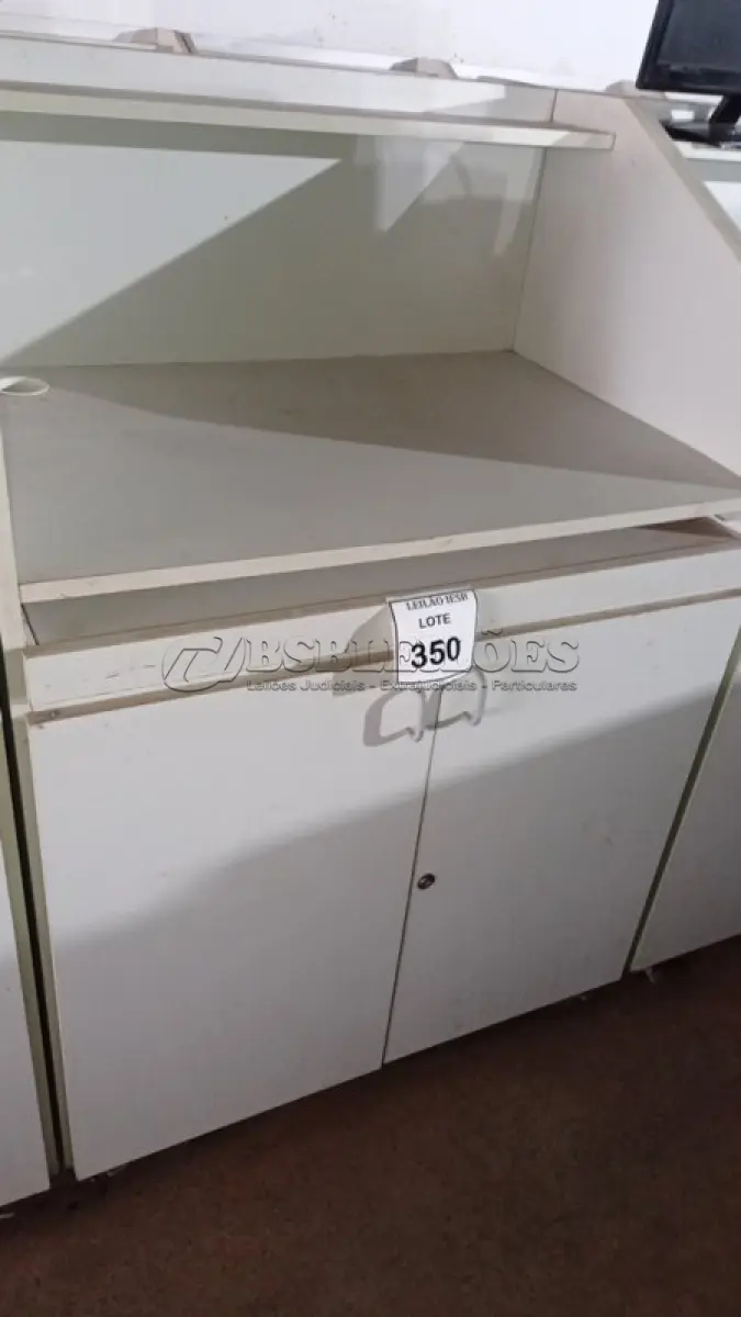 LOTE 350 - 02 BALCÕES EM MADEIRA PARA SALA DE AULA. (NO ESTADO) ATENÇÃO! FAZER A VISITAÇÃO ANTES DE ARREMATAR, NÃO SABEMOS SE FUNCIONA, LEILÃO NÃO TEM GARANTIA E NEM DEVOLUÇÃO, SUJEITO A POSSÍVEIS AVARIAS VISÍVEIS/OCULTAS E/OU AUSÊNCIA DE COMPONENTES.