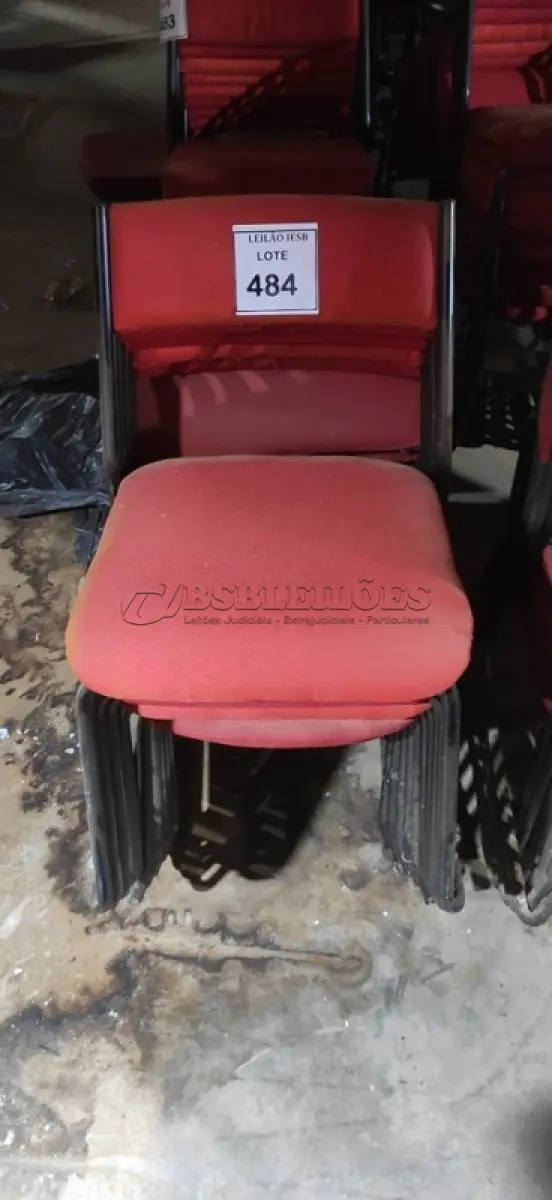 LOTE 484 - 10 CADEIRAS FIXAS NA COR VERMELHA. (NO ESTADO) ATENÇÃO! FAZER A VISITAÇÃO ANTES DE ARREMATAR, NÃO SABEMOS SE FUNCIONA, LEILÃO NÃO TEM GARANTIA E NEM DEVOLUÇÃO, SUJEITO A POSSÍVEIS AVARIAS VISÍVEIS/OCULTAS E/OU AUSÊNCIA DE COMPONENTES.
