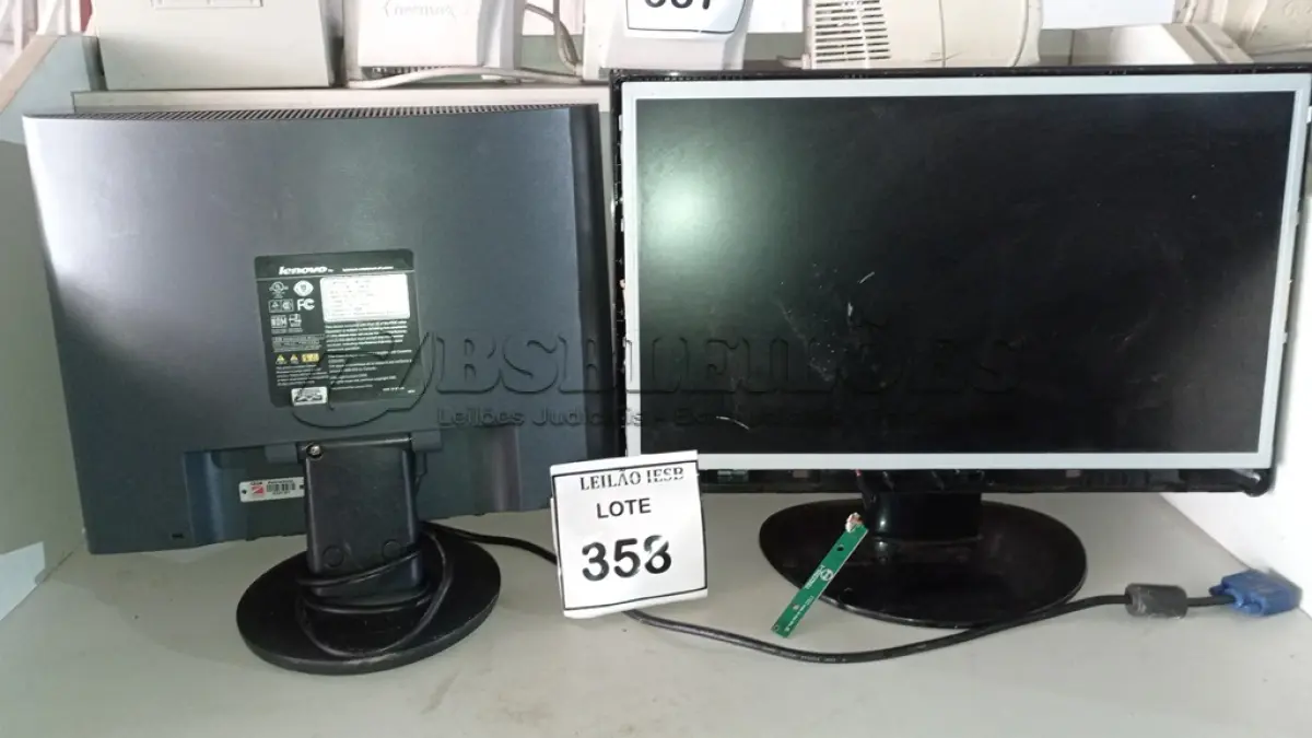 LOTE 358 - 02 MONITORES LENOVO. (NO ESTADO) ATENÇÃO! FAZER A VISITAÇÃO ANTES DE ARREMATAR, NÃO SABEMOS SE FUNCIONA, LEILÃO NÃO TEM GARANTIA E NEM DEVOLUÇÃO, SUJEITO A POSSÍVEIS AVARIAS VISÍVEIS/OCULTAS E/OU AUSÊNCIA DE COMPONENTES.