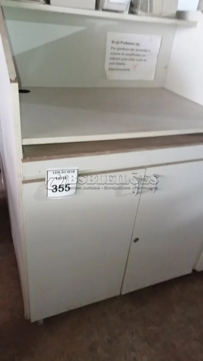 LOTE 355 - 02 BALCÕES EM MADEIRA PARA SALA DE AULA. (NO ESTADO) ATENÇÃO! FAZER A VISITAÇÃO ANTES DE ARREMATAR, NÃO SABEMOS SE FUNCIONA, LEILÃO NÃO TEM GARANTIA E NEM DEVOLUÇÃO, SUJEITO A POSSÍVEIS AVARIAS VISÍVEIS/OCULTAS E/OU AUSÊNCIA DE COMPONENTES.