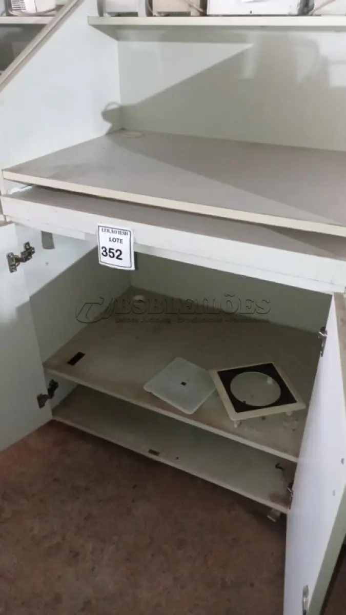 LOTE 352 - 02 BALCÕES EM MADEIRA PARA SALA DE AULA. (NO ESTADO) ATENÇÃO! FAZER A VISITAÇÃO ANTES DE ARREMATAR, NÃO SABEMOS SE FUNCIONA, LEILÃO NÃO TEM GARANTIA E NEM DEVOLUÇÃO, SUJEITO A POSSÍVEIS AVARIAS VISÍVEIS/OCULTAS E/OU AUSÊNCIA DE COMPONENTES.