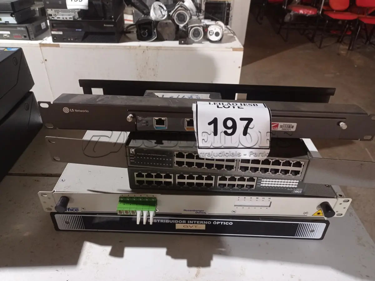 LOTE 197 - 01 LOTE COM SWITCHES. (NO ESTADO) ATENÇÃO! FAZER A VISITAÇÃO ANTES DE ARREMATAR, NÃO SABEMOS SE FUNCIONA, LEILÃO NÃO TEM GARANTIA E NEM DEVOLUÇÃO, SUJEITO A POSSÍVEIS AVARIAS VISÍVEIS/OCULTAS E/OU AUSÊNCIA DE COMPONENTES.