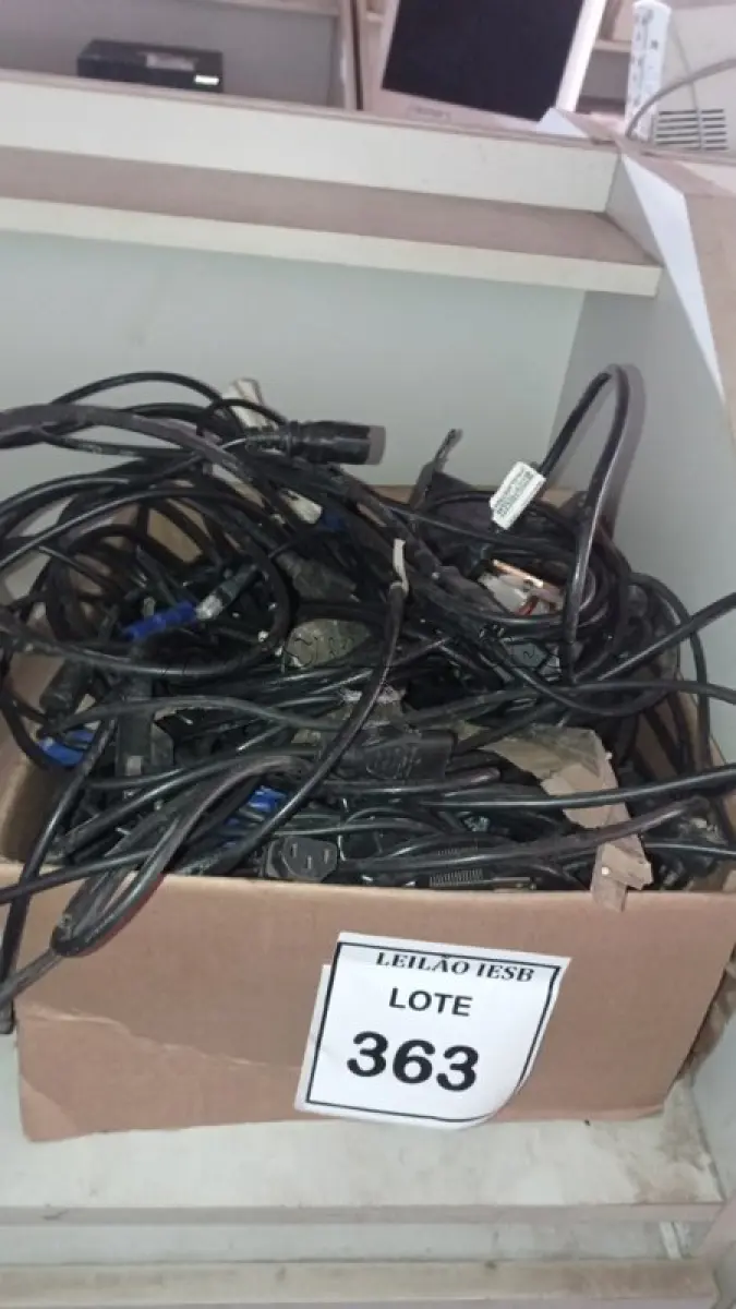 LOTE 363 - 01 CAIXA COM CABOS DIVERSOS. (NO ESTADO) ATENÇÃO! FAZER A VISITAÇÃO ANTES DE ARREMATAR, NÃO SABEMOS SE FUNCIONA, LEILÃO NÃO TEM GARANTIA E NEM DEVOLUÇÃO, SUJEITO A POSSÍVEIS AVARIAS VISÍVEIS/OCULTAS E/OU AUSÊNCIA DE COMPONENTES.